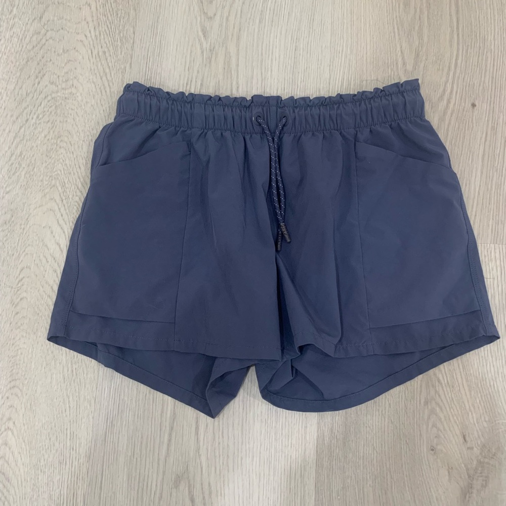 Athleta Girl kids navy blue shirts XXL/16 has a dry-fit material
